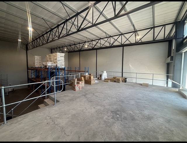 406M² WAREHOUSE TO LET IN STIKLAND INDUSTRIAL